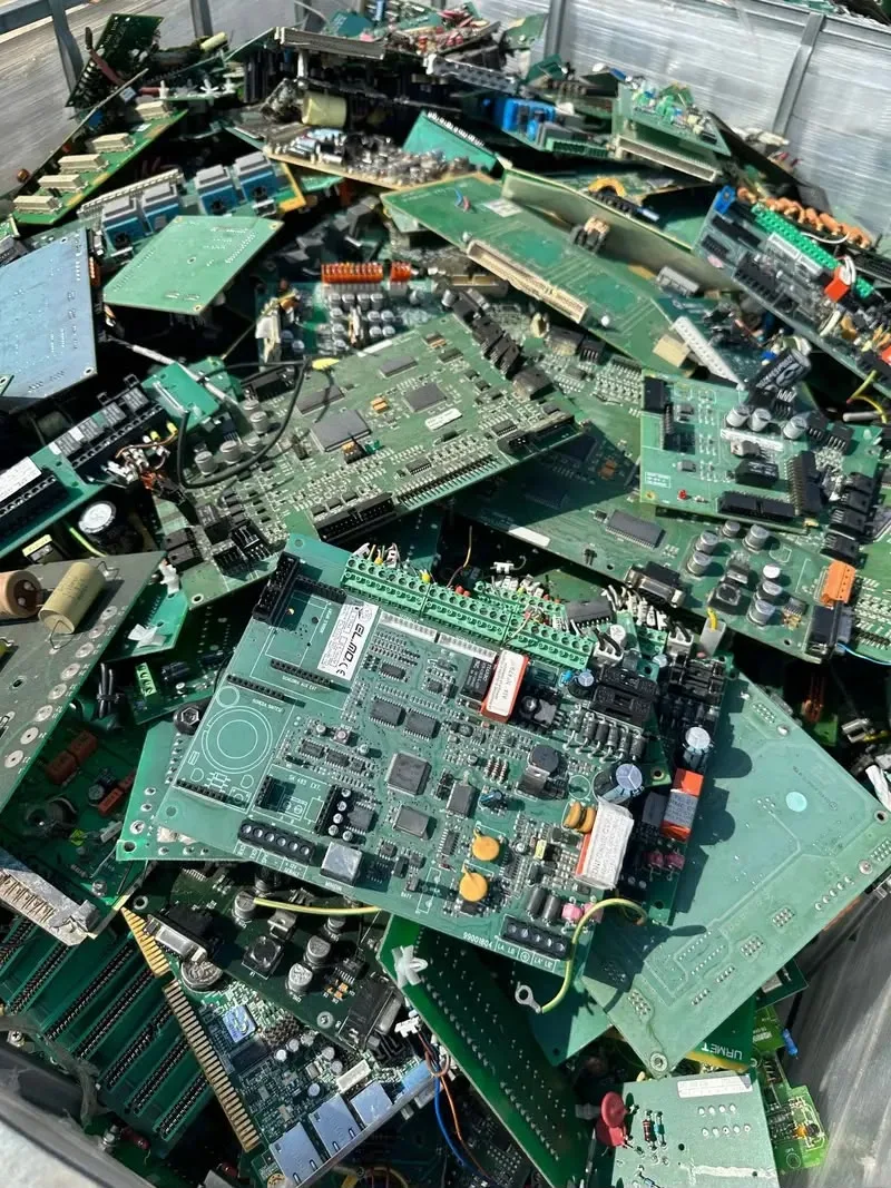 Schede elettroniche e RAEE in fase di selezione